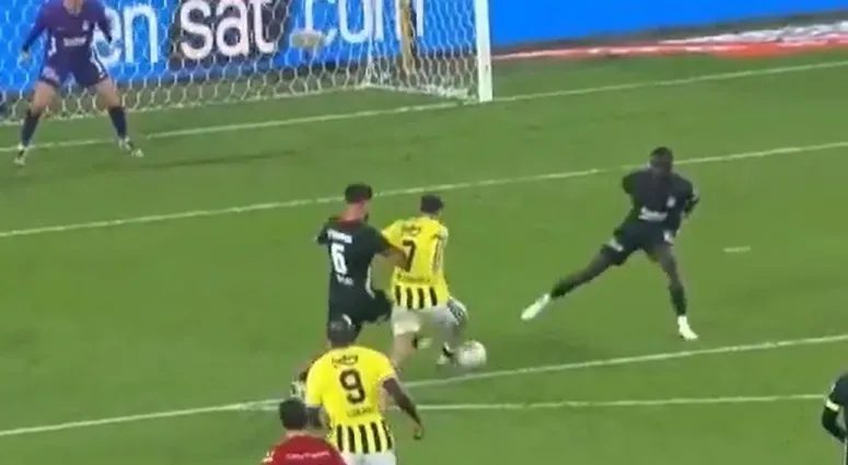 derbide penalti itirazi iste kerem akturkoglunun yerde kaldigi konum 0 DstjyMw3
