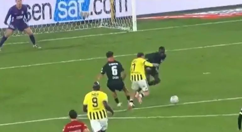 derbide penalti itirazi iste kerem akturkoglunun yerde kaldigi konum 1 kfn18i4e