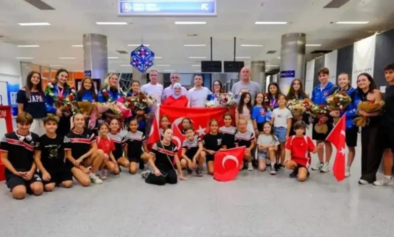 Dünya üçüncüsü cimnastikçilere coşkulu karşılama! 1 dunya ucuncusu cimnastikcilere coskulu karsilama pCAyNmuP