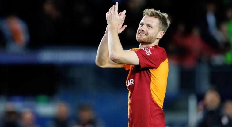 Eski Galatasaraylıdan sürpriz karar! 33 yaşında futbolu bıraktı 1 eski galatasaraylidan surpriz karar 33 yasinda futbolu birakti