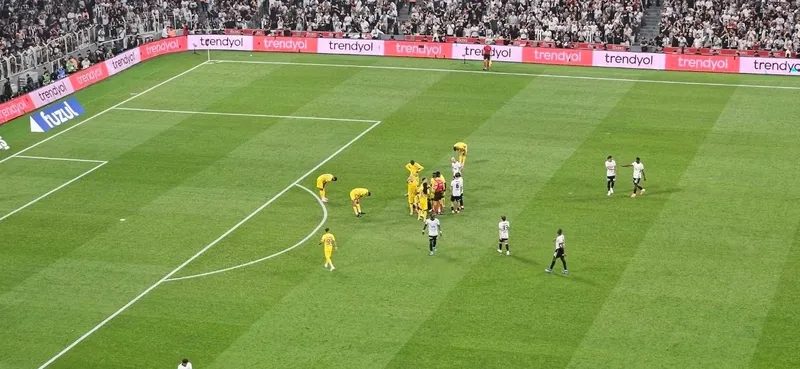 Eyüpspor Beşiktaş'a karşı 10 kişi kaldı! 4 eyupspor besiktasa karsi 10 kisi kaldi 2 XNk5CqBS