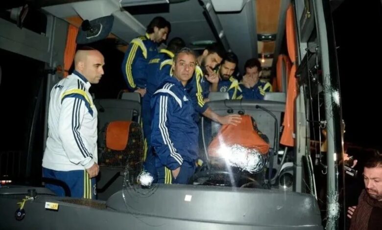 Fenerbahçe otobüsüne atak evrakında 4 kuşkulu adliyeye sevk edildi 1 fenerbahce otobusune atak evrakinda 4 kuskulu adliyeye sevk edildi fAfnlBdz