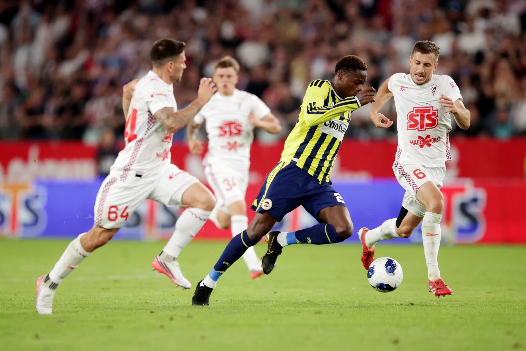 Fenerbahçe'de bir ayrılık daha! İngiltere'ye gönderiliyor 11 fenerbahcede bir ayrilik daha ingiltereye gonderiliyor 9 bOMGyk6H