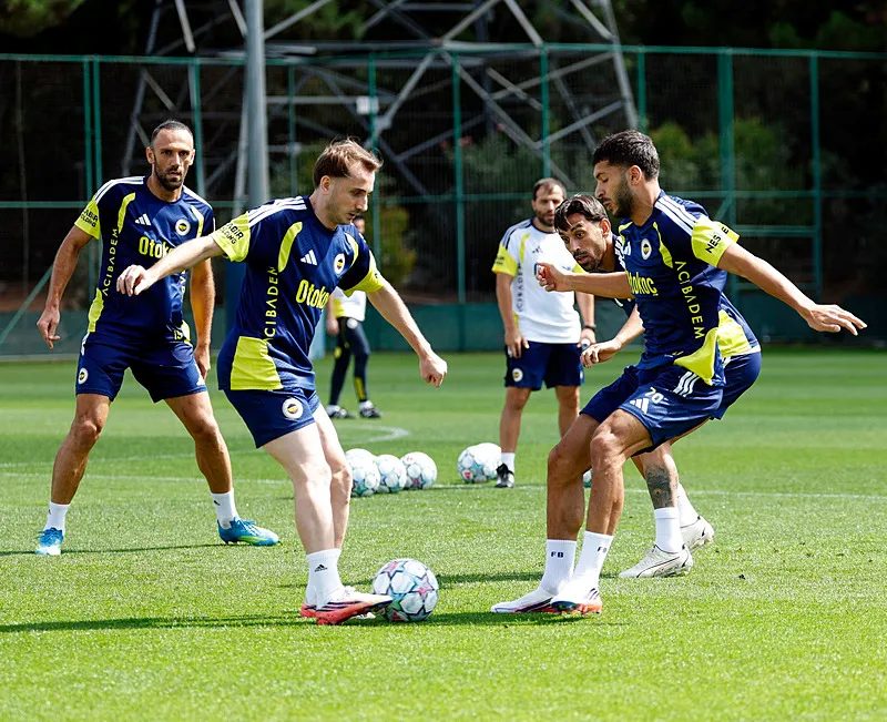 Fenerbahçe'de flaş gelişme! UEFA uyardı sözleşmesi değişti 5 fenerbahcede flas gelisme uefa uyardi sozlesmesi degisti 3 TqCzspjk