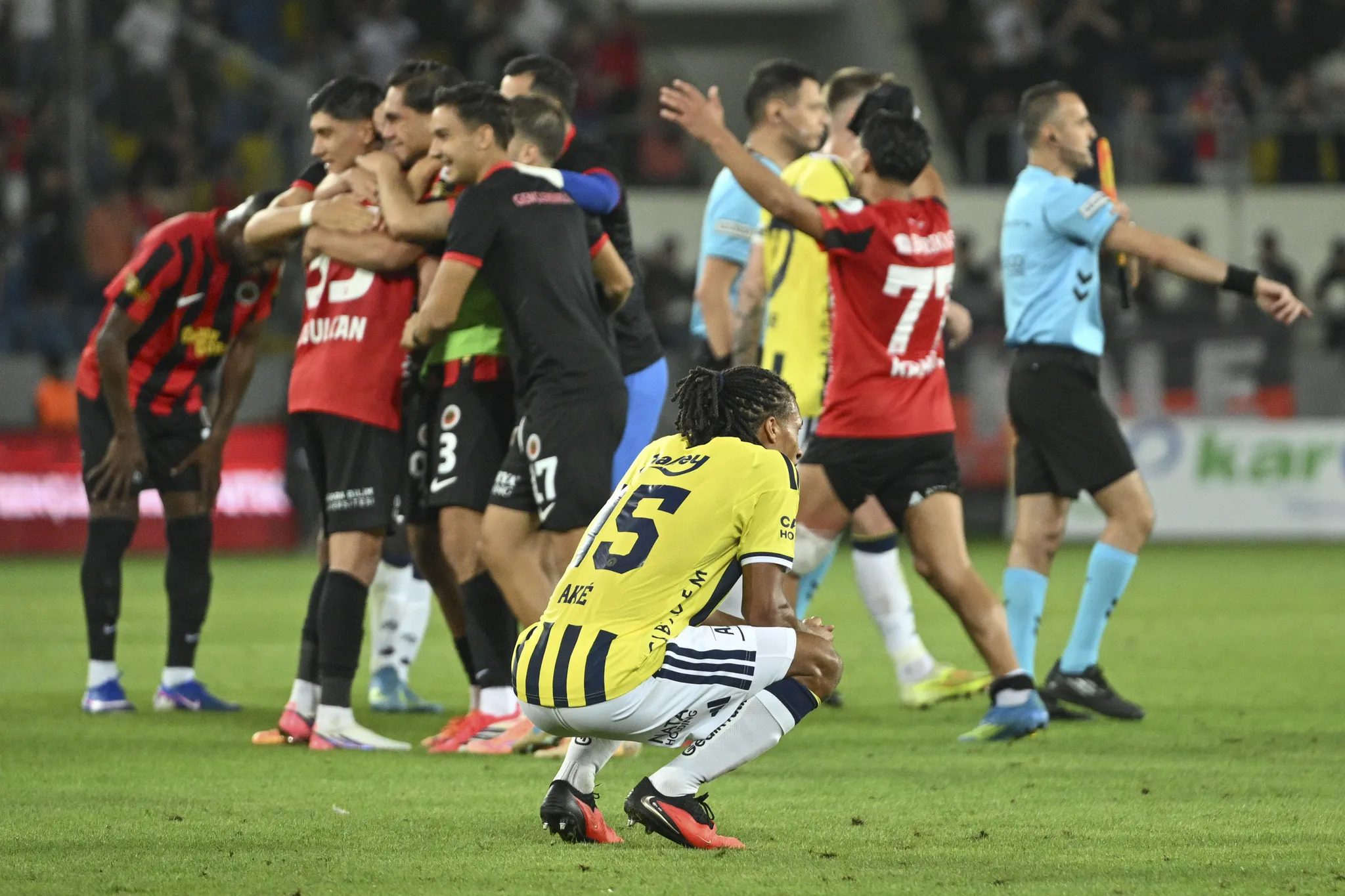 Fenerbahçe’de Lyon maçı öncesi sert ihtar: Uğraş etmeyen gider! 3 fenerbahcede lyon maci oncesi sert ihtar ugras etmeyen gider 1 1682NcDp