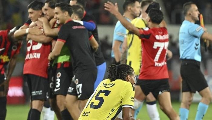 Fenerbahçe'nin eski teknik yöneticisi Ersun Yanal bombaladı: 'Aziz Yıldırım, Samandıra'nın içinden geçer' | 'Sizi tefe koyarlar' 4 fenerbahcenin eski teknik yoneticisi ersun yanal bombaladi aziz yildirim samandiranin icinden gecer sizi IYTwEYO4