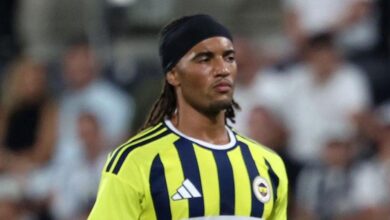 Fenerbahçe'nin iki beki birinci yarıda sarı kart gördü 4 fenerbahcenin iki beki birinci yarida sari kart gordu qyZYzZjV