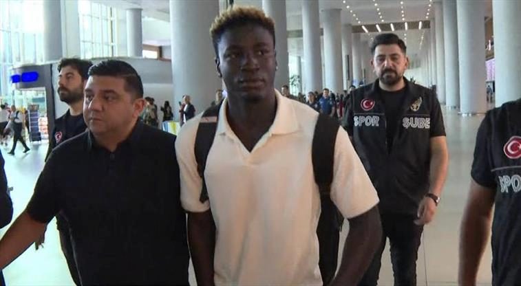 Fenerbahçe'nin yeni transferi İstanbul'a geldi! İşte ilk görüntüler 1 fenerbahcenin yeni transferi istanbula geldi iste ilk goruntuler A998lFA8