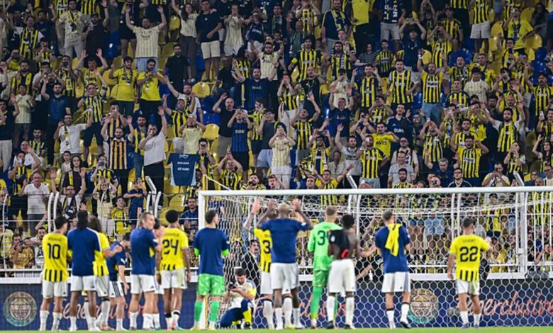 Fenerbahçe'nin yıldızını 3 kadro birden izlemeye geldi! 1 fenerbahcenin yildizini 3 kadro birden izlemeye geldi 9rSlarmc