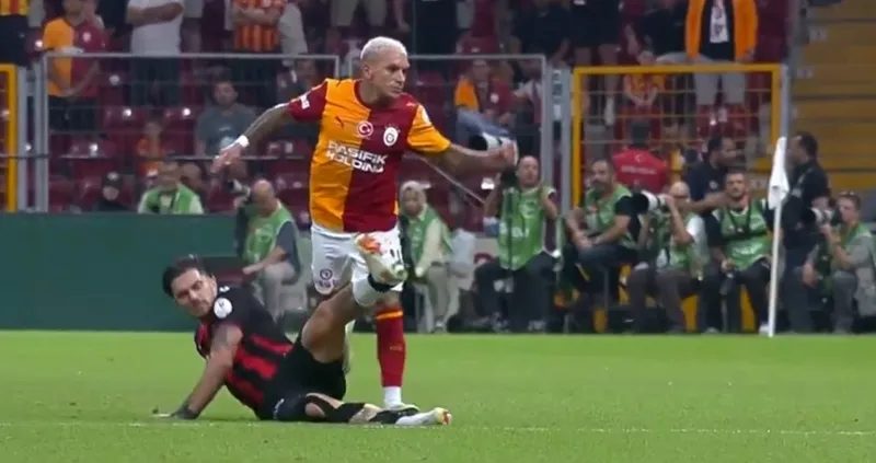 Galatasaray-Arca Çorum FK maçında kırmızı kart itirazı! 2 galatasaray arca corum fk macinda kirmizi kart itirazi 0