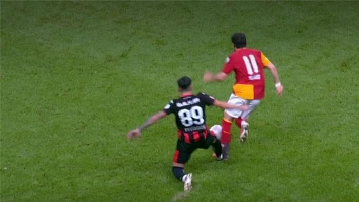 Galatasaray-Çorum FK maçında verilen kırmızı karta Trio son noktayı koydu! 'Hakem olmaya gerek yok' 9 galatasaray corum fk macinda verilen kirmizi karta trio son noktayi koydu hakem olmaya gerek yok zWSFQwea