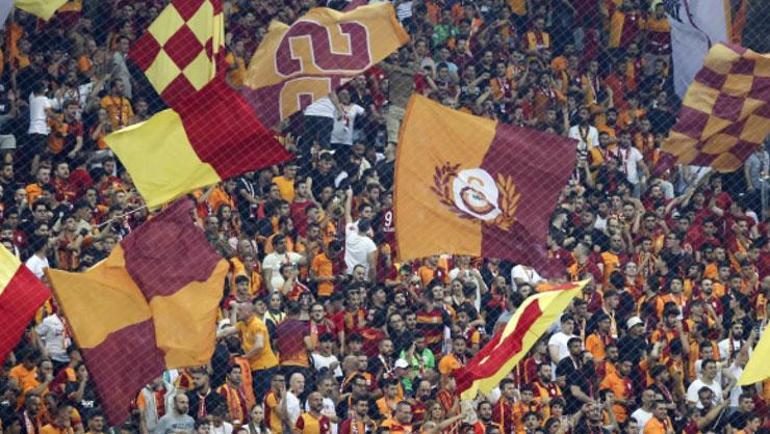Galatasaray taraftarından maç öncesi sert tepki! 'Dursun Özbek transfer nerede?' 2 galatasaray taraftarindan mac oncesi sert tepki dursun ozbek transfer nerede 0 2zG7S9fS