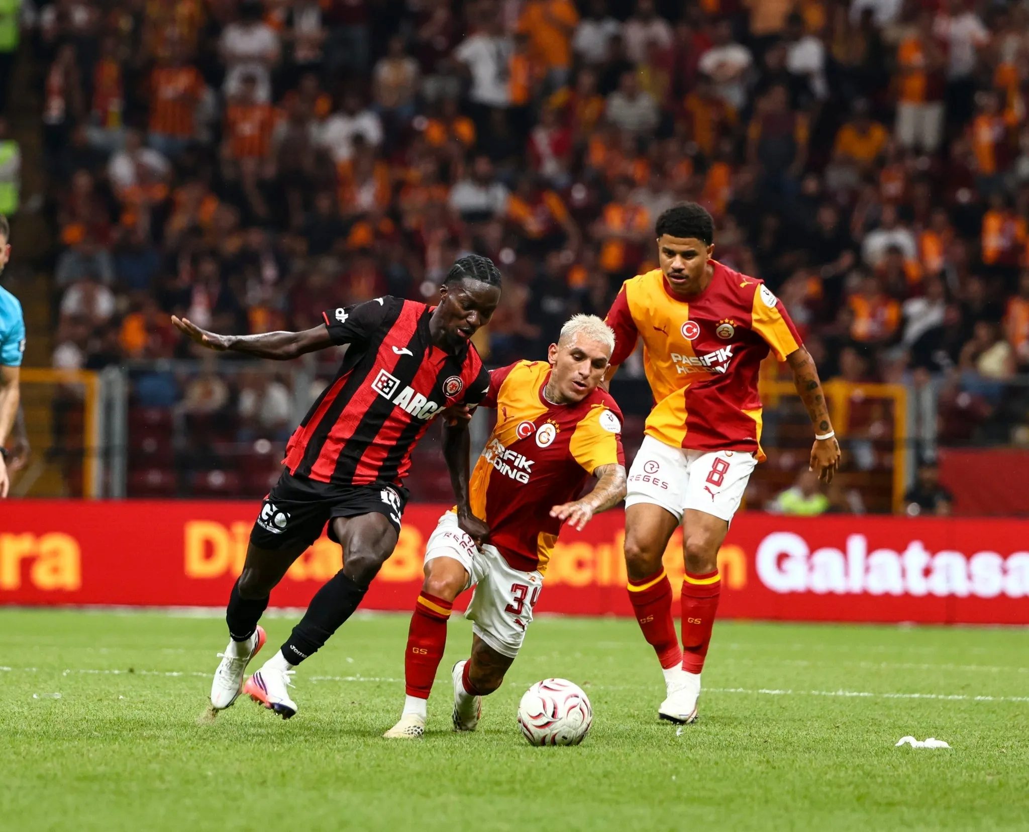 Galatasaray transferde Fenerbahçe'yi bekliyor! Flaş gelişmeyi İtalyanlar duyurdu 4 galatasaray transferde fenerbahceyi bekliyor flas gelismeyi italyanlar duyurdu 2 ftX2EJZi