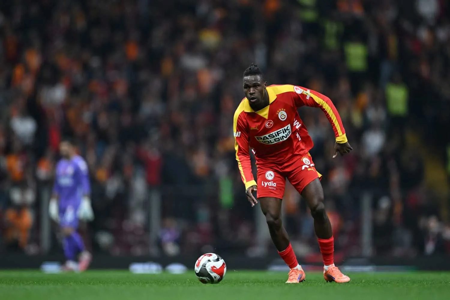 Galatasaray'a dev piyango! İşte yıldız futbolcu için gelen teklif 7 galatasaraya dev piyango iste yildiz futbolcu icin gelen teklif 5 2MgNPAys