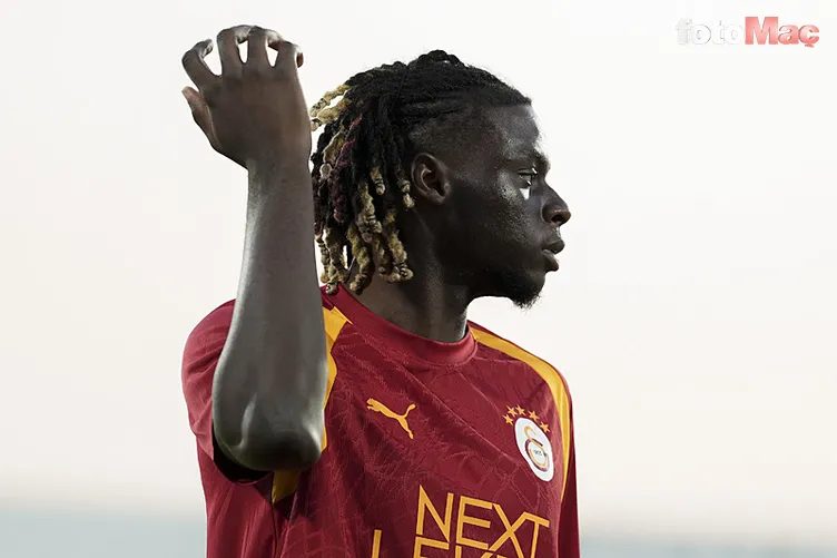 Galatasaray'da 4 ayrılık birden! Okan Buruk biletlerini kesti 4 galatasarayda 4 ayrilik birden okan buruk biletlerini kesti 2 lErvTT24