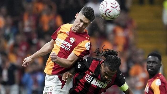 Galatasaray'da Okan Buruk transfer sinyalini verdi! İdare gaza bastı: Yıldız futbolcu ile mutabakat tamam 2 galatasarayda okan buruk transfer sinyalini verdi idare gaza basti yildiz futbolcu ile mutabakat tamam