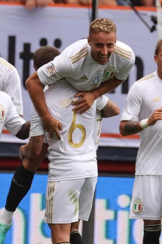 Galatasaray'dan transferde zıt köşe hamle! Geçen dönem olmamıştı bu sefer Cimbom'a geliyor 10 galatasaraydan transferde zit kose hamle gecen donem olmamisti bu sefer cimboma geliyor 8 iFvdXl5v
