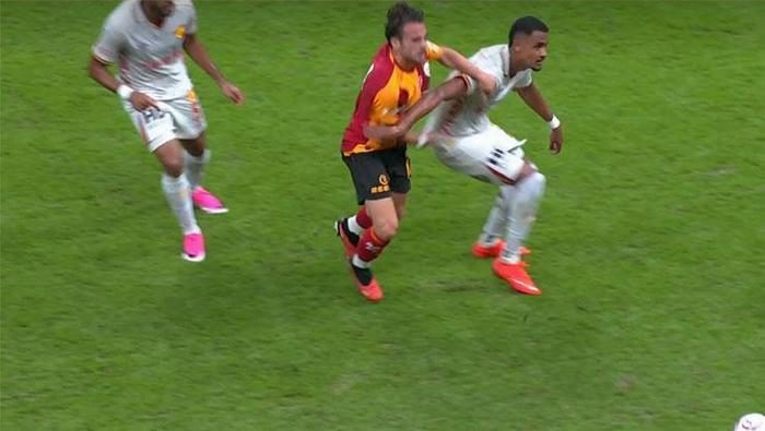 Galatasaray'ın Göztepe maçında kazandığı penaltı gerçek mu? Trio yorumladı: 'Hakeme ilişkin bir karar olmalıydı' 7 galatasarayin goztepe macinda kazandigi penalti gercek mu trio yorumladi hakeme iliskin bir karar olmaliydi