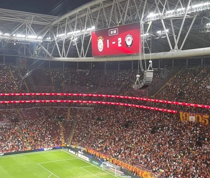 Galatasaraylı taraftarlardan idareye tepki! 2 galatasarayli taraftarlardan idareye tepki 0 1O8aMJ8z