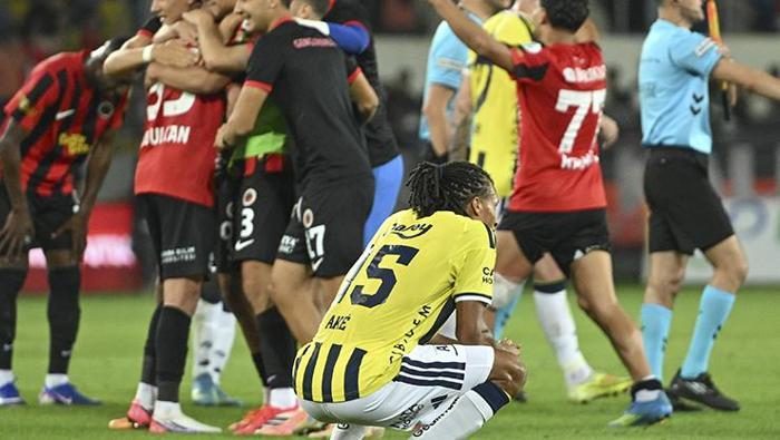 Gençlerbirliği - Fenerbahçe maçındaki çok tartışılan iki konuma Trio'dan son nokta: 'Böyle bir atılım yok, penaltı' 2 genclerbirligi fenerbahce macindaki cok tartisilan iki konuma triodan son nokta boyle bir atilim 6MEFPgyZ