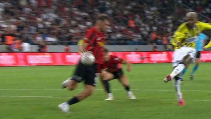 Gençlerbirliği - Fenerbahçe maçındaki çok tartışılan iki konuma Trio'dan son nokta: 'Böyle bir atılım yok, penaltı' 8 genclerbirligi fenerbahce macindaki cok tartisilan iki konuma triodan son nokta boyle bir atilim 7Dpa2T3D