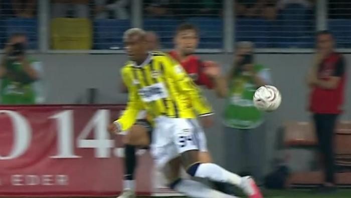 Gençlerbirliği - Fenerbahçe maçındaki çok tartışılan iki konuma Trio'dan son nokta: 'Böyle bir atılım yok, penaltı' 10 genclerbirligi fenerbahce macindaki cok tartisilan iki konuma triodan son nokta boyle bir atilim EM31ut6V