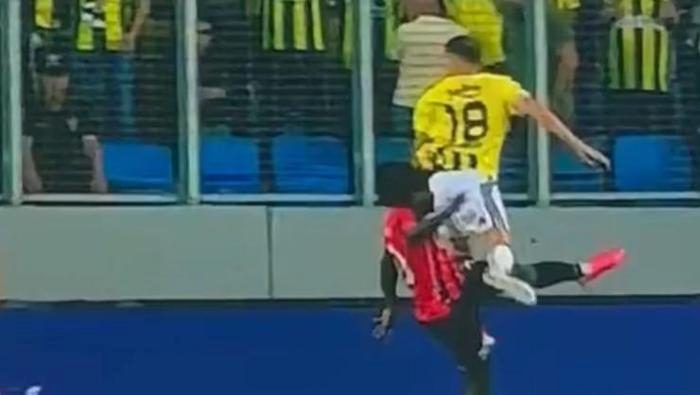 Gençlerbirliği - Fenerbahçe maçındaki çok tartışılan iki konuma Trio'dan son nokta: 'Böyle bir atılım yok, penaltı' 7 genclerbirligi fenerbahce macindaki cok tartisilan iki konuma triodan son nokta boyle bir atilim