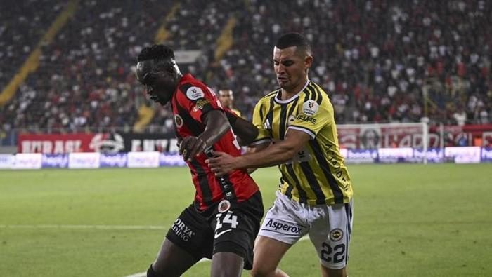 Gençlerbirliği - Fenerbahçe maçının akabinde çok sert tenkit: 'Fenerbahçe’de oynamak senin haddine mi?' | 'Bunca para bunun için mi!' 7 genclerbirligi fenerbahce macinin akabinde cok sert tenkit fenerbahcede oynamak senin haddine mi 6ktURYua