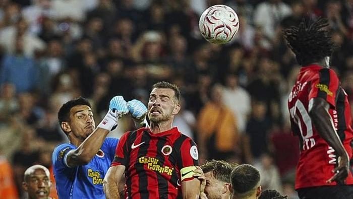 Gençlerbirliği - Fenerbahçe maçının akabinde çok sert tenkit: 'Fenerbahçe’de oynamak senin haddine mi?' | 'Bunca para bunun için mi!' 14 genclerbirligi fenerbahce macinin akabinde cok sert tenkit fenerbahcede oynamak senin haddine mi DDj1JW28