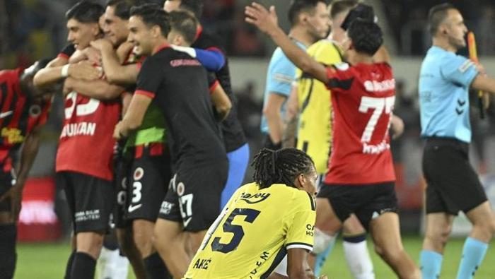 Gençlerbirliği - Fenerbahçe maçının akabinde çok sert tenkit: 'Fenerbahçe’de oynamak senin haddine mi?' | 'Bunca para bunun için mi!' 6 genclerbirligi fenerbahce macinin akabinde cok sert tenkit fenerbahcede oynamak senin haddine mi niWX8zTc