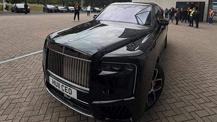 Hull City'nin işvereni Acun Ilıcalı'nın otomobiline görenler dönüp bir daha baktı 6 hull citynin isvereni acun ilicalinin otomobiline gorenler donup bir daha bakti 4 VAWOPEPu