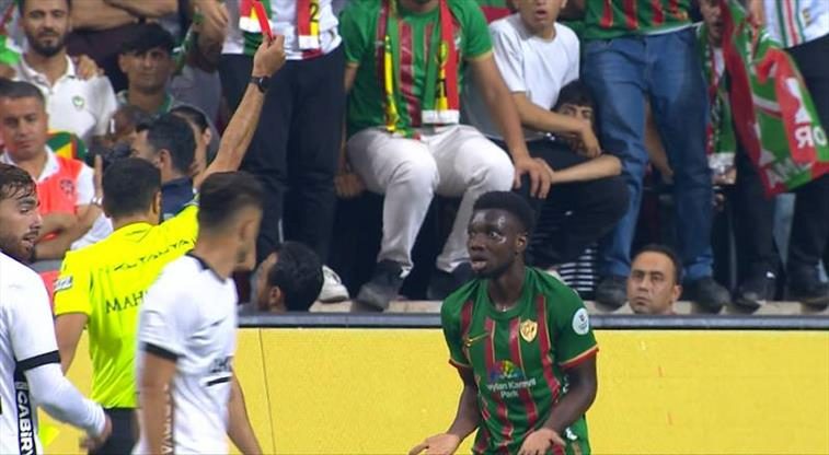 İşte Amedspor'un 10 kişi kaldığı pozisyon! 1 iste amedsporun 10 kisi kaldigi pozisyon Cqm9IGWz