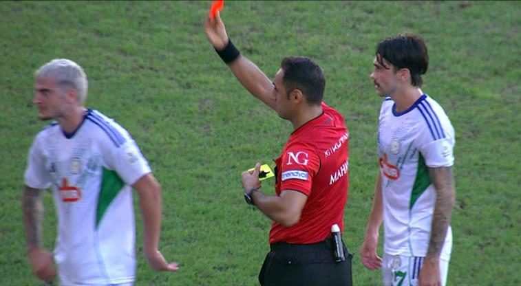İşte Çaykur Rizespor'un 10 kişi kaldığı pozisyon 1 iste caykur rizesporun 10 kisi kaldigi pozisyon nupUubBs