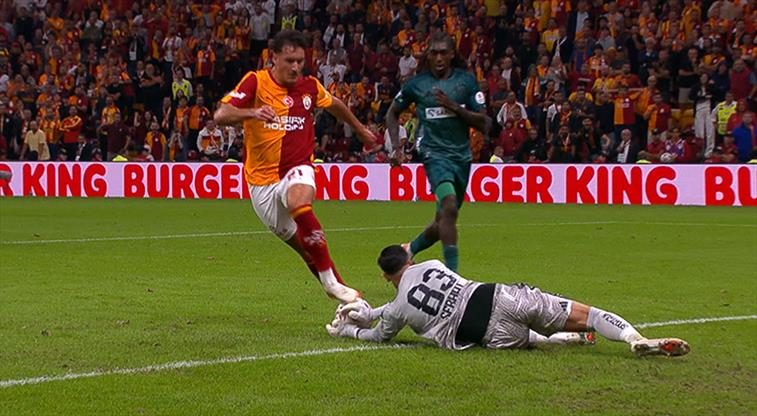 İşte Galatasaray'ın iptal edilen golü! 1 iste galatasarayin iptal edilen golu 51kH72HZ