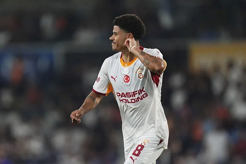 iste okan burukun kocaelispor maci birinci 11i yildiz ismin elinden formayi aldi 10 bNzlaVXT