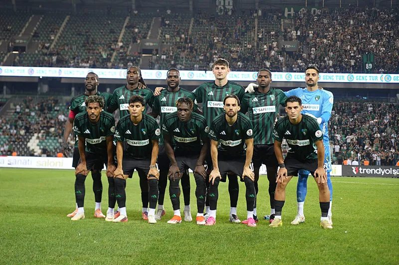 iste okan burukun kocaelispor maci birinci 11i yildiz ismin elinden formayi aldi 2 P8DtAlUw
