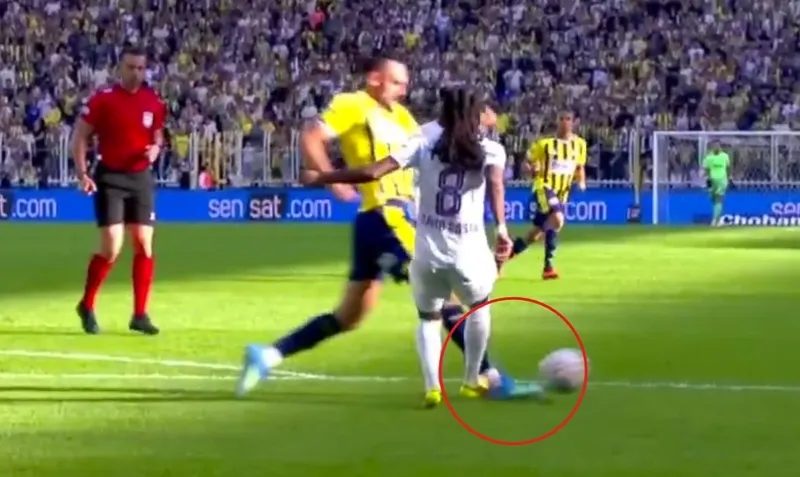Kadıköy'de Fenerbahçe lehine penaltı kararı! 2 kadikoyde fenerbahce lehine penalti karari 0 ilHY68K2