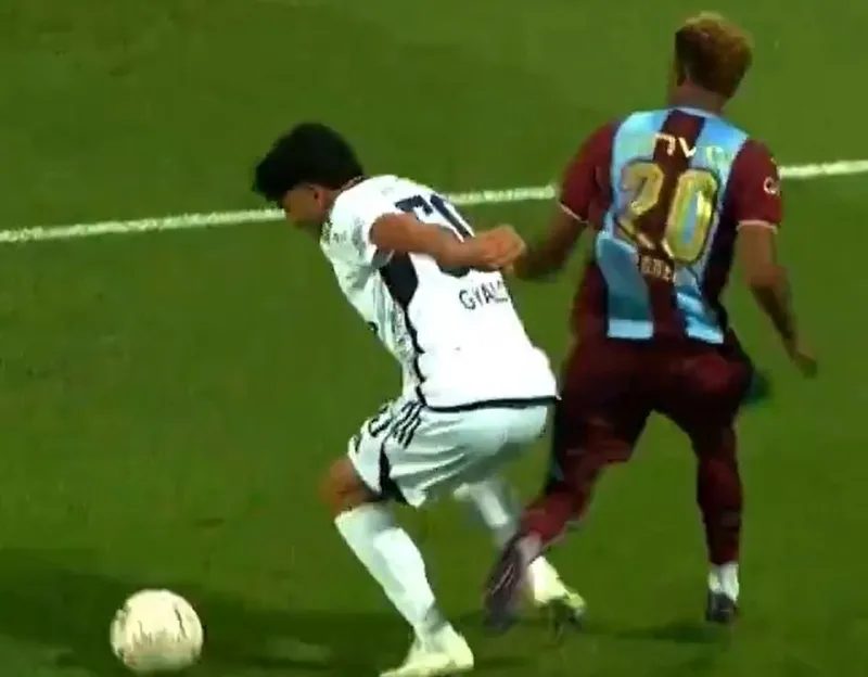 Kasımpaşa-Trabzonspor maçında hakem penaltı noktasını gösterdi! 2 kasimpasa trabzonspor macinda hakem penalti noktasini gosterdi 0 n6wfdbWV