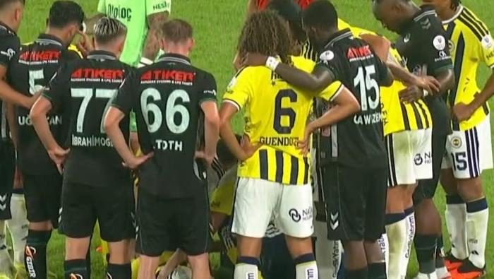 Korkutan anlar! Fenerbahçe'de Kerem Aktürkoğlu sedyeyle alandan çıkarıldı 3 korkutan anlar fenerbahcede kerem akturkoglu sedyeyle alandan cikarildi 1 nFKaKNXW