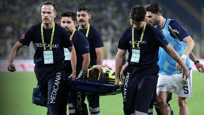 Korkutan anlar! Fenerbahçe'de Kerem Aktürkoğlu sedyeyle alandan çıkarıldı 4 korkutan anlar fenerbahcede kerem akturkoglu sedyeyle alandan cikarildi 2