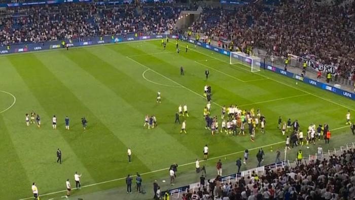 Lyon elenmeyi hazmedemedi! Guendouzi'ye nahoş hücum 2 lyon elenmeyi hazmedemedi guendouziye nahos hucum 0 R7cazcvI