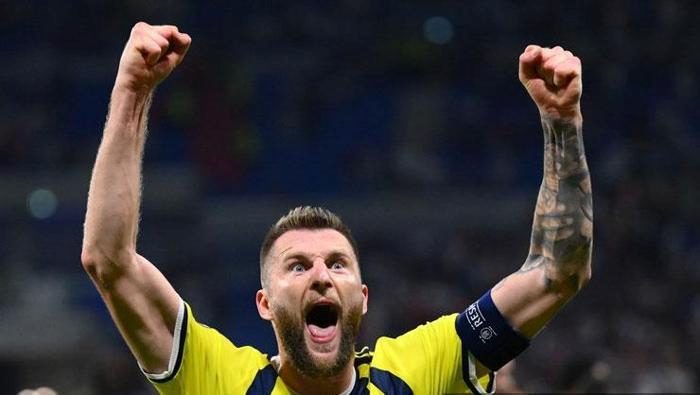 lyon zaferi sonrasi fenerbahceli yildiza ovgu dolu kelamlar hocasini mahcup etmedi ruyalar gercek