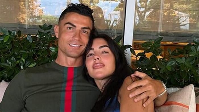 Mağazadan, nikah masasına: Ronaldo kapalı gizli evlendi! 9 sene bekleyen Georgina'nın hayalleri gerçek oldu 3 magazadan nikah masasina ronaldo kapali gizli evlendi 9 sene bekleyen georginanin hayalleri gercek oldu 38Yhm9ij