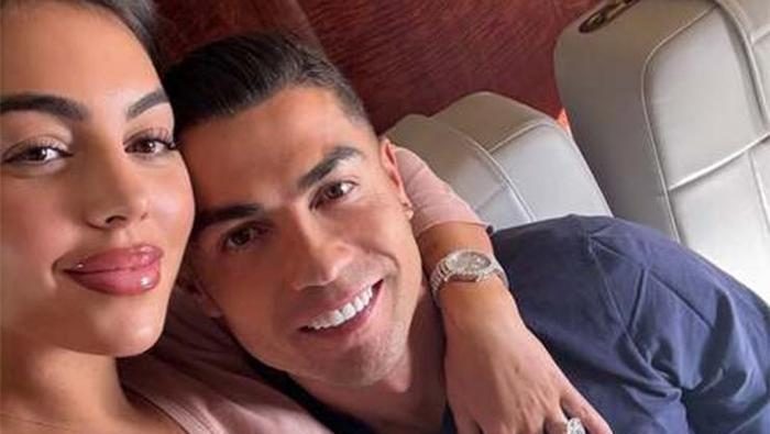 Mağazadan, nikah masasına: Ronaldo kapalı gizli evlendi! 9 sene bekleyen Georgina'nın hayalleri gerçek oldu 2 magazadan nikah masasina ronaldo kapali gizli evlendi 9 sene bekleyen georginanin hayalleri gercek oldu WNwHeyNM