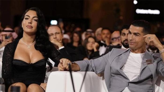 Mağazadan, nikah masasına: Ronaldo kapalı gizli evlendi! 9 sene bekleyen Georgina'nın hayalleri gerçek oldu 6 magazadan nikah masasina ronaldo kapali gizli evlendi 9 sene bekleyen georginanin hayalleri gercek oldu aNK6RJeZ