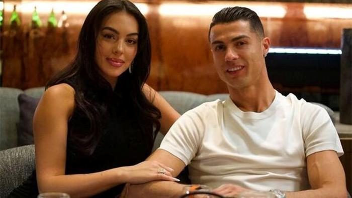Mağazadan, nikah masasına: Ronaldo kapalı gizli evlendi! 9 sene bekleyen Georgina'nın hayalleri gerçek oldu 5 magazadan nikah masasina ronaldo kapali gizli evlendi 9 sene bekleyen georginanin hayalleri gercek oldu p9ZZaa9I