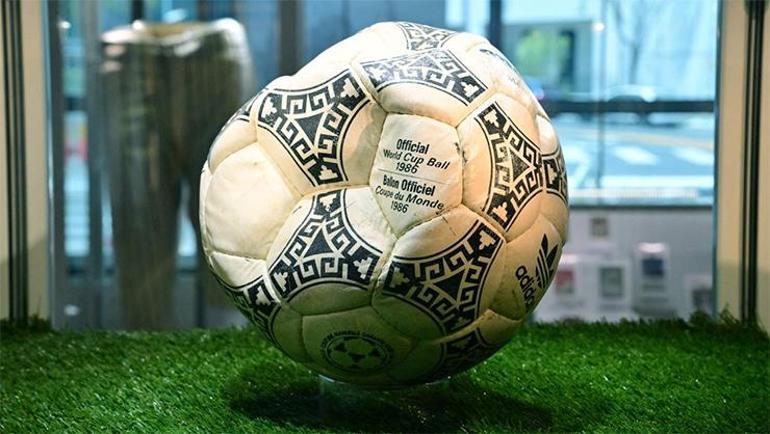 Maradona'nın ikonik 'Tanrı'nın Eli' golünü attığı top 3,35 milyon dolara satıldı 2 maradonanin ikonik tanrinin eli golunu attigi top 335 milyon dolara satildi 0 bGnTHnb8