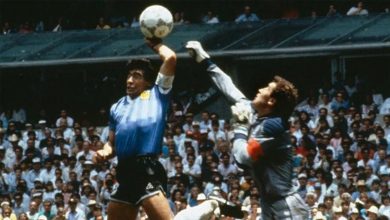 Maradona'nın ikonik 'Tanrı'nın Eli' golünü attığı top 3,35 milyon dolara satıldı 9 maradonanin ikonik tanrinin eli golunu attigi top 335 milyon dolara satildi lEQcMLY4