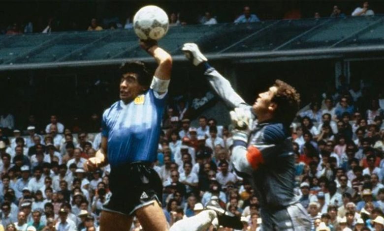 Maradona'nın ikonik 'Tanrı'nın Eli' golünü attığı top 3,35 milyon dolara satıldı 1 maradonanin ikonik tanrinin eli golunu attigi top 335 milyon dolara satildi lEQcMLY4
