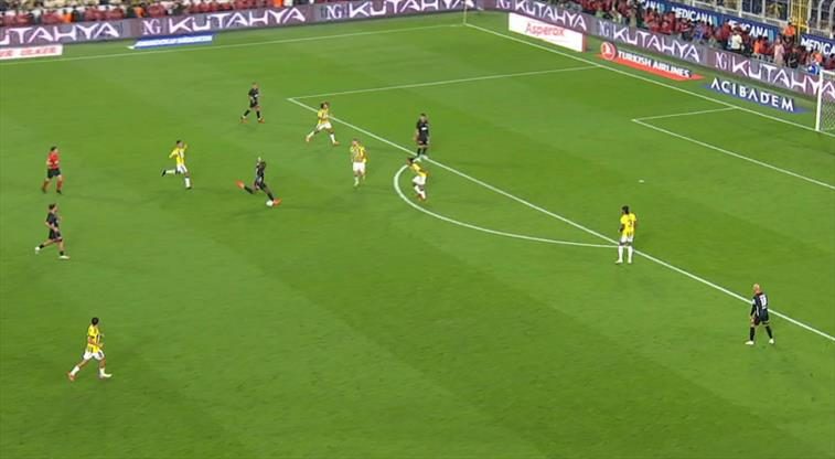 Olaitan'ın sert şutunda Ederson kornere çeldi 1 olaitanin sert sutunda ederson kornere celdi tNR15AAd